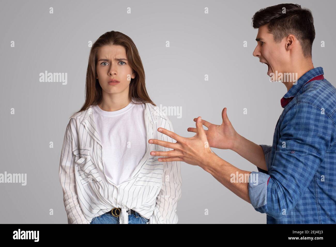Triste frustrado enojado joven pareja son pelear, la cuestión social Foto de stock