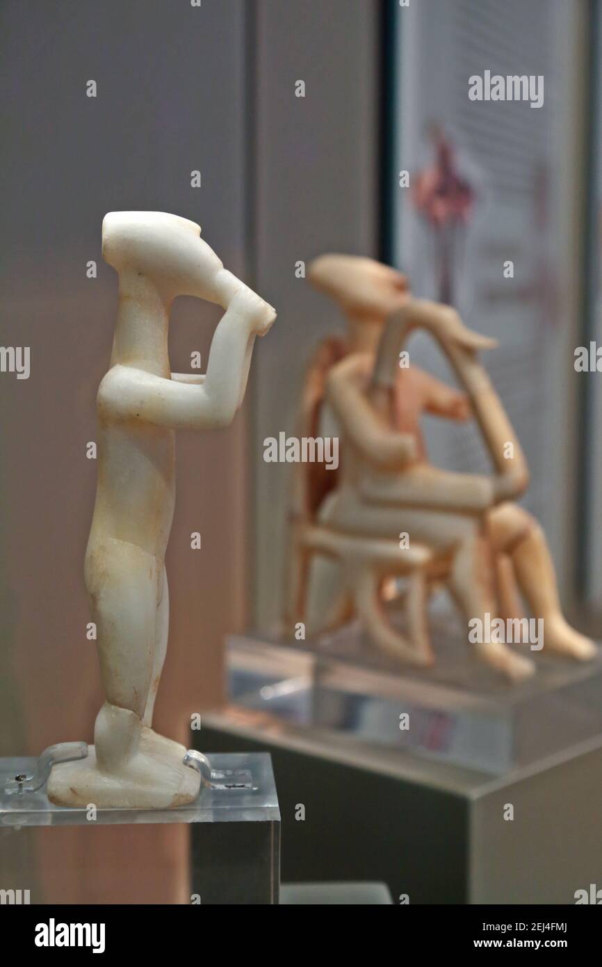 Estatuilla de mármol de una figura masculina de pie tocando un instrumento musical (la flauta doble) del período cicládico II temprano (2800-2300 AC), Atenas. Foto de stock