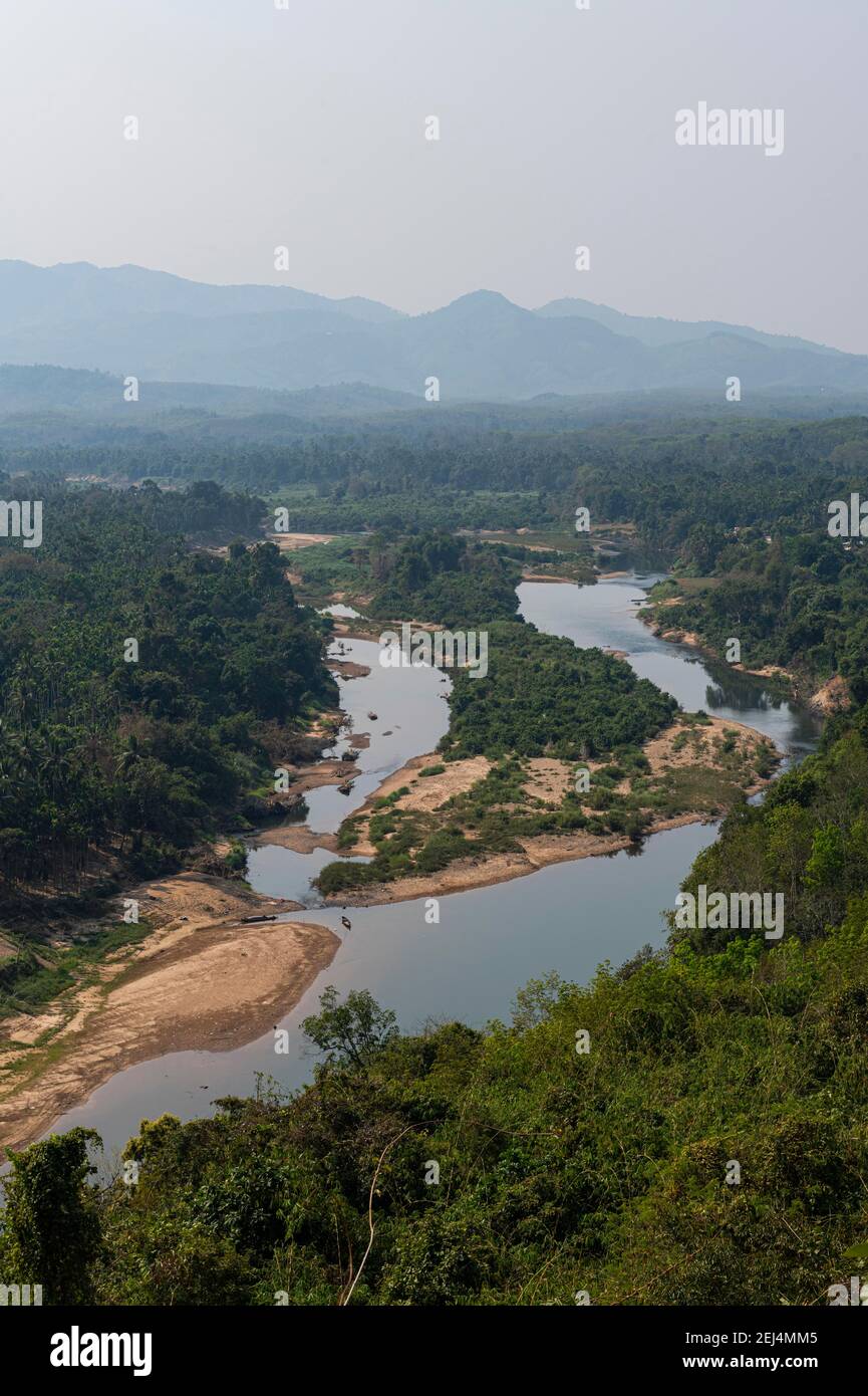 Vista sobre el río Ye desde Shwemawdaw Paya, Kyaing YWAR cerca de Ye, estado de Mon, Myanmar Foto de stock