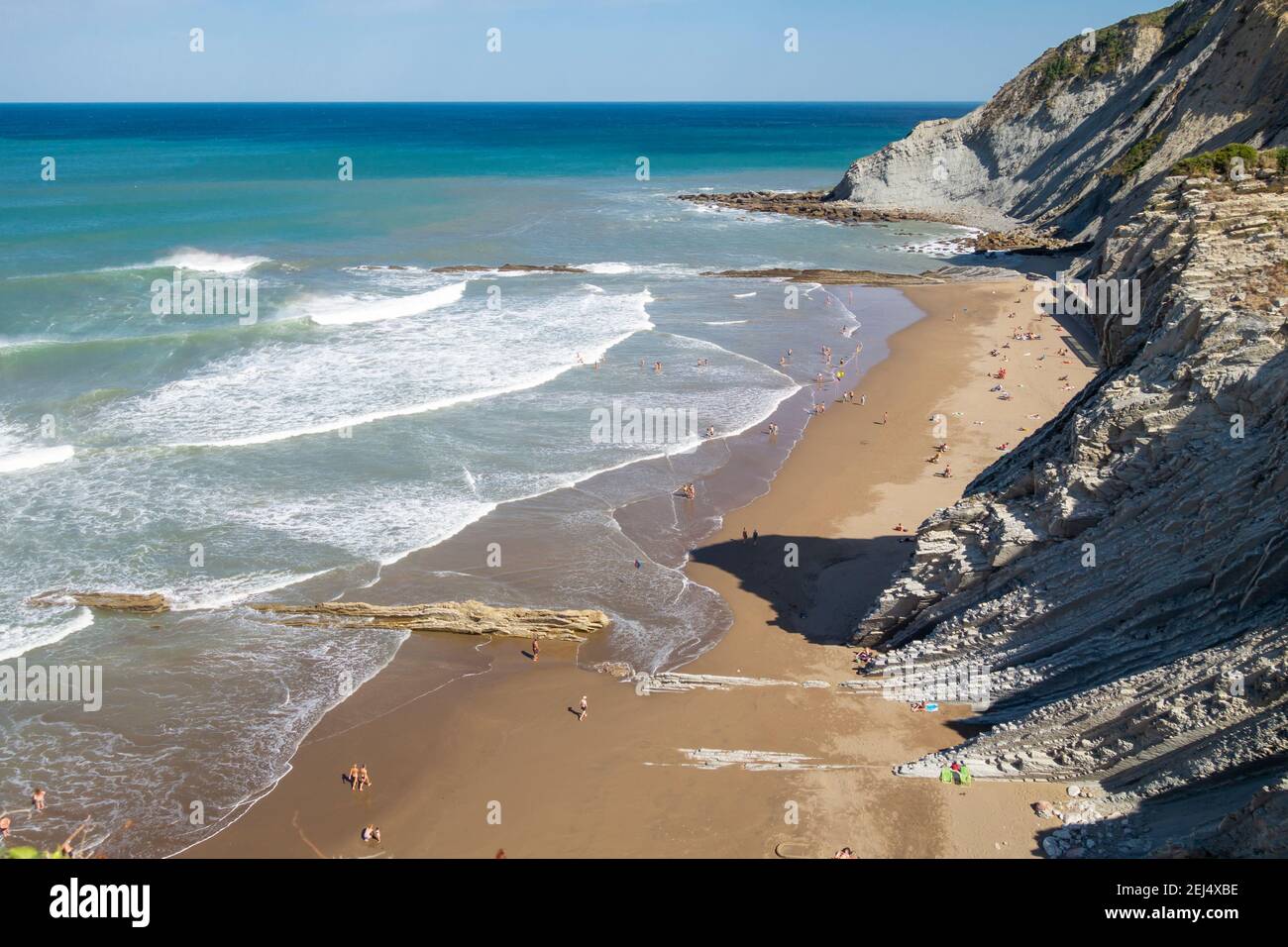 Playa de Itzurun en Zumaia, costa geológica de flysch en el país Vasco, España Foto de stock