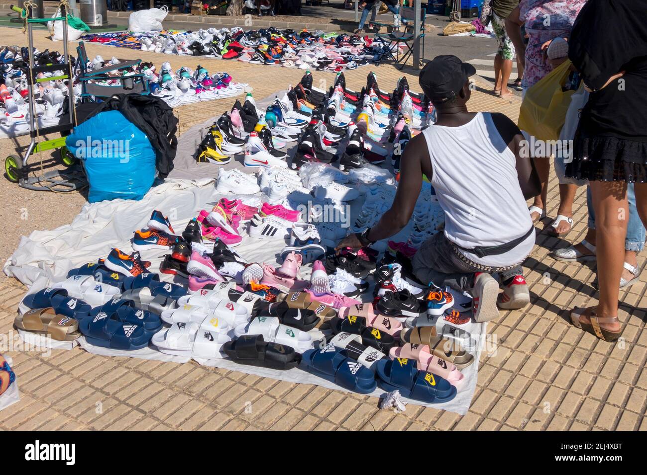 Mercado ilegal de zapatos deportivos falsos, falsificación en la calle llamada manta superior Foto de stock
