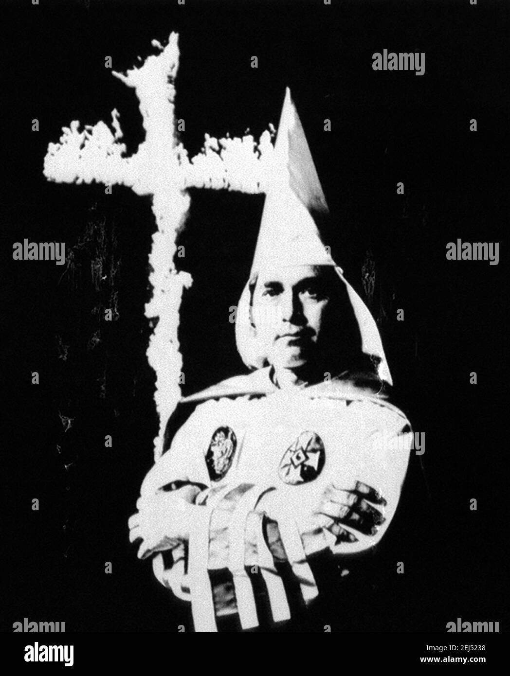 Ku Klux Klan Cruz quemándose. Bill Wilkinson, Mago Imperial, Ku Klux Klan, c.1965 Foto de stock