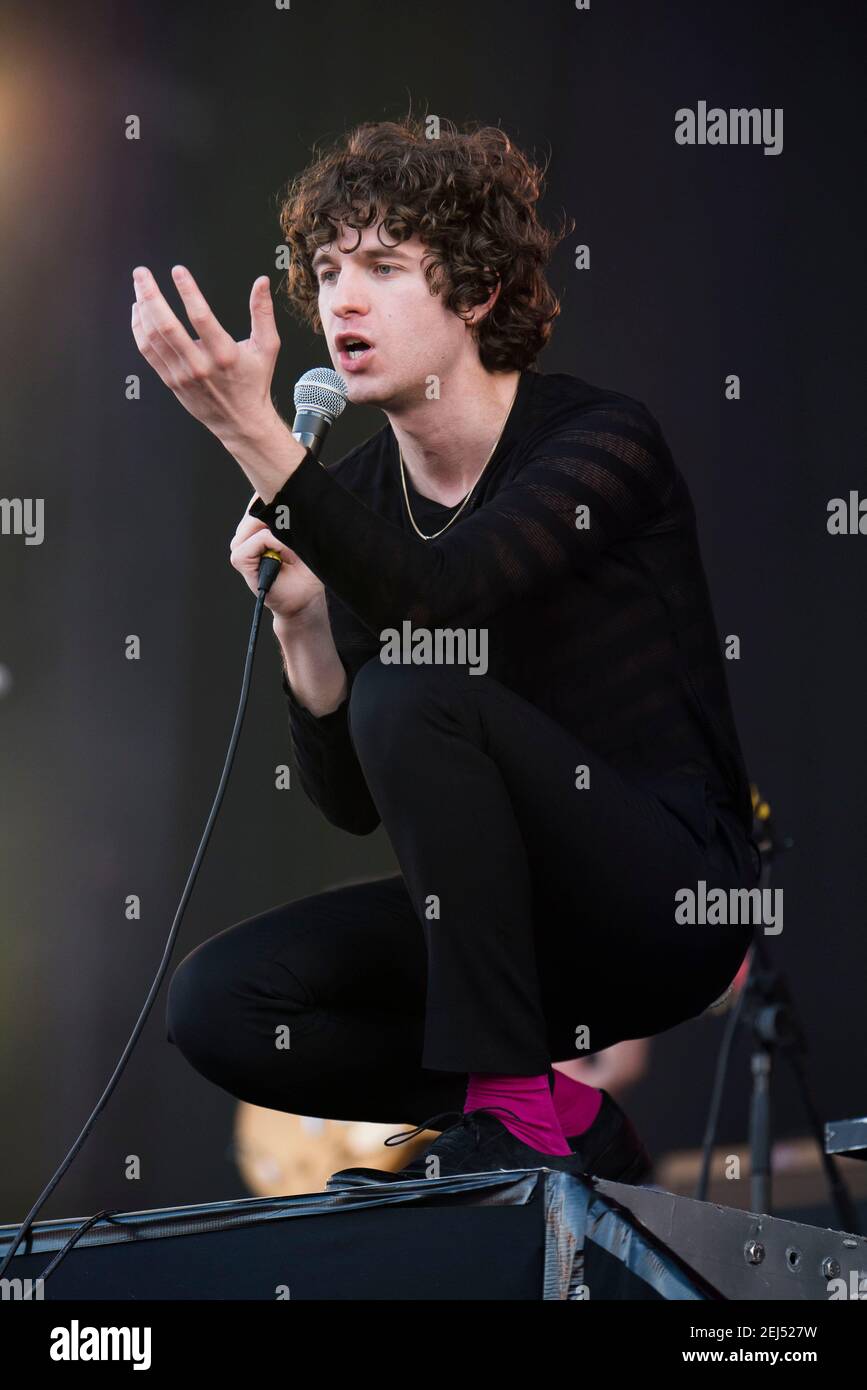 Luke Pritchard of the Kooks actúa en directo en el escenario el día 3 del Festival de la Isla de Wight 2017, Seaclose Park, Isla de Wight. Foto fecha: Sábado 10 de junio de 2017. El crédito de la foto debe decir: © DavidJensen Foto de stock