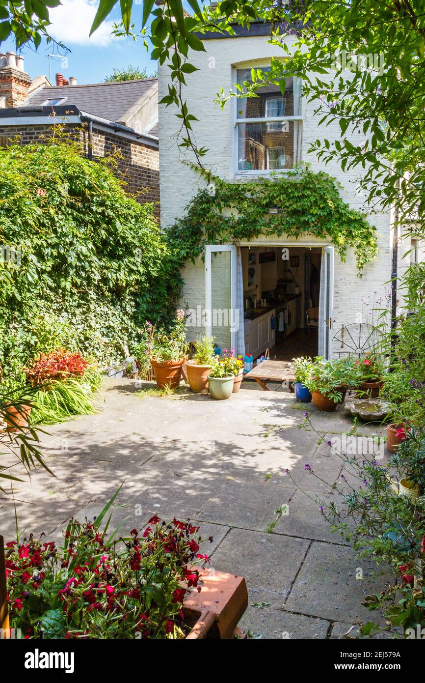 Un patio con sombra y tranquilo jardín en una zona residencial del norte de Londres, Reino Unido Foto de stock
