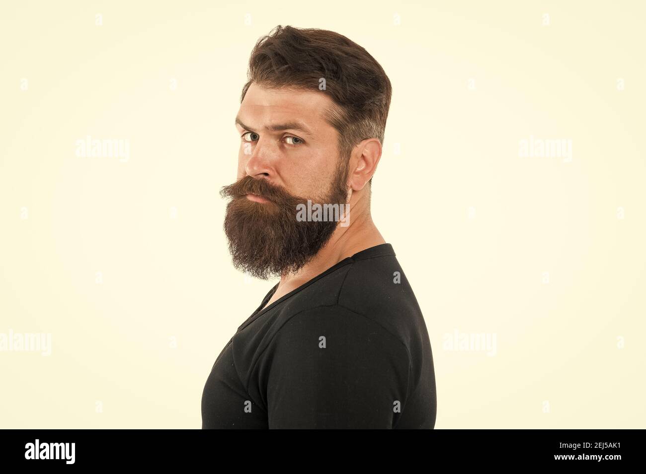 Retrato masculino. Usted mirará descuidado mientras que espera para crecer  la barba. Tenga paciencia para mantener la barba intacta. Apariencia de  hipster. Barba de moda. Hombre con cintura baja con diseño de