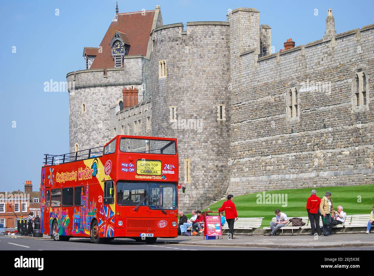 Autobús turístico junto al Castillo de Windsor, High Street, Windsor, Berkshire, Inglaterra, Reino Unido Foto de stock