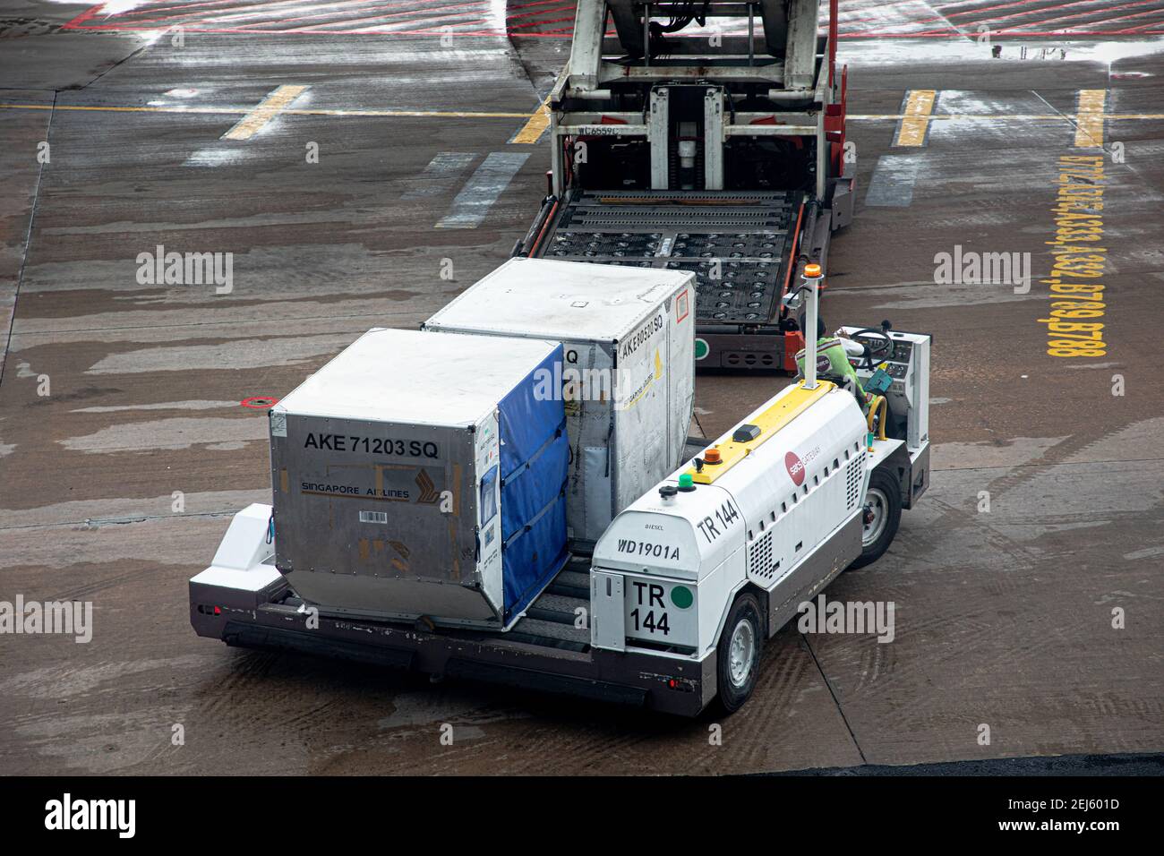 Un transportador de contenedores para dispositivos de carga de la unidad de carga de aviones en Aeropuerto Internacional de Singapur Foto de stock