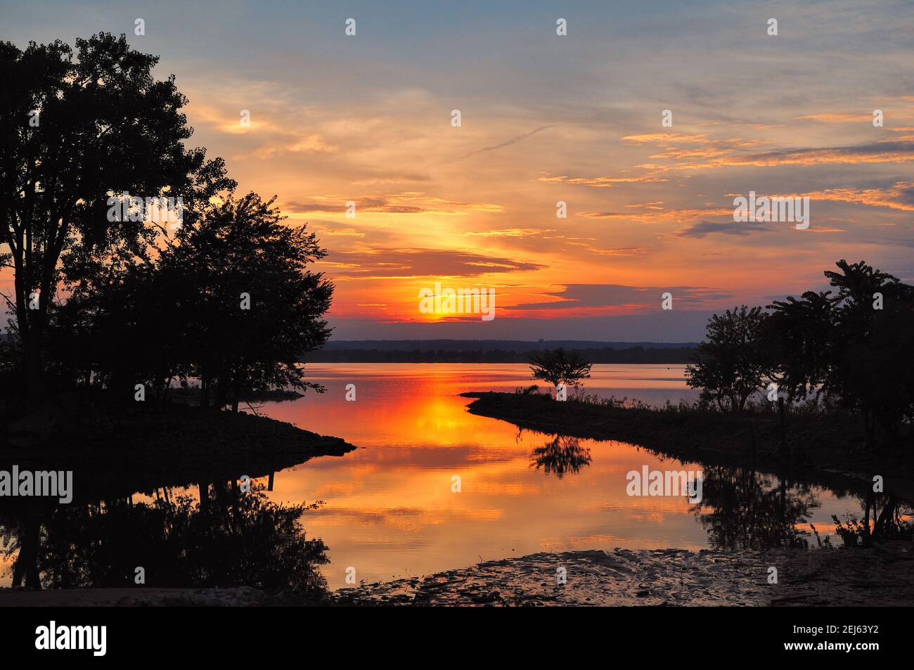 Spring Bay, Illinois, EE.UU. El sol se hunde en una colorida puesta de sol sobre el río Illinois. Foto de stock