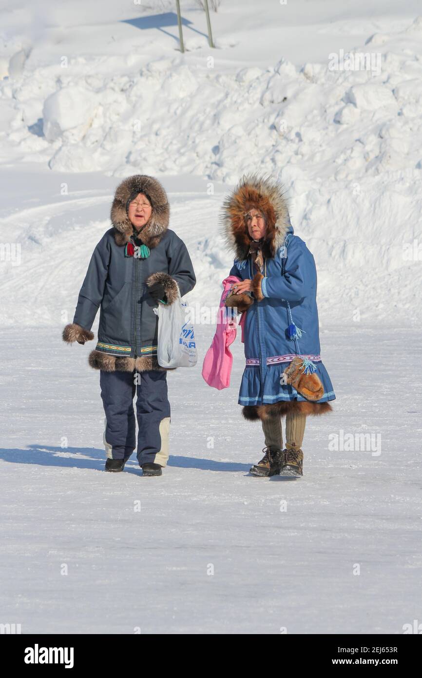 Dos mujeres indígenas en parkas tradicionales caminando sobre nieve en  invierno en Muskrat Jamboree, Inuvik, Territorios del Noroeste, Ártico  occidental canadiense Fotografía de stock - Alamy
