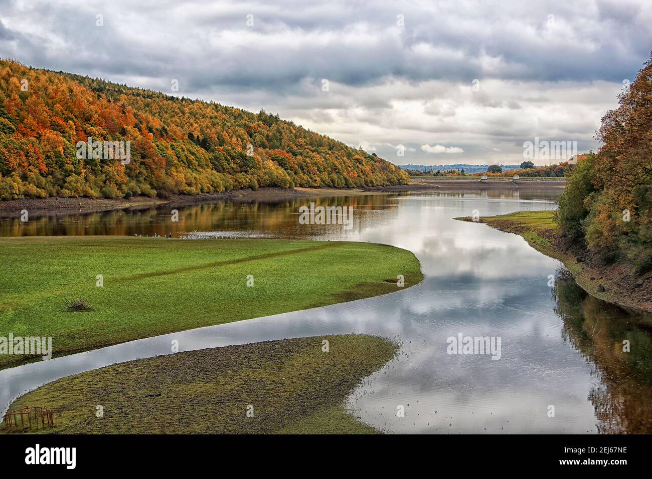 Lindley Wood Reservoir mostrando bajos niveles de agua en otoño Foto de stock