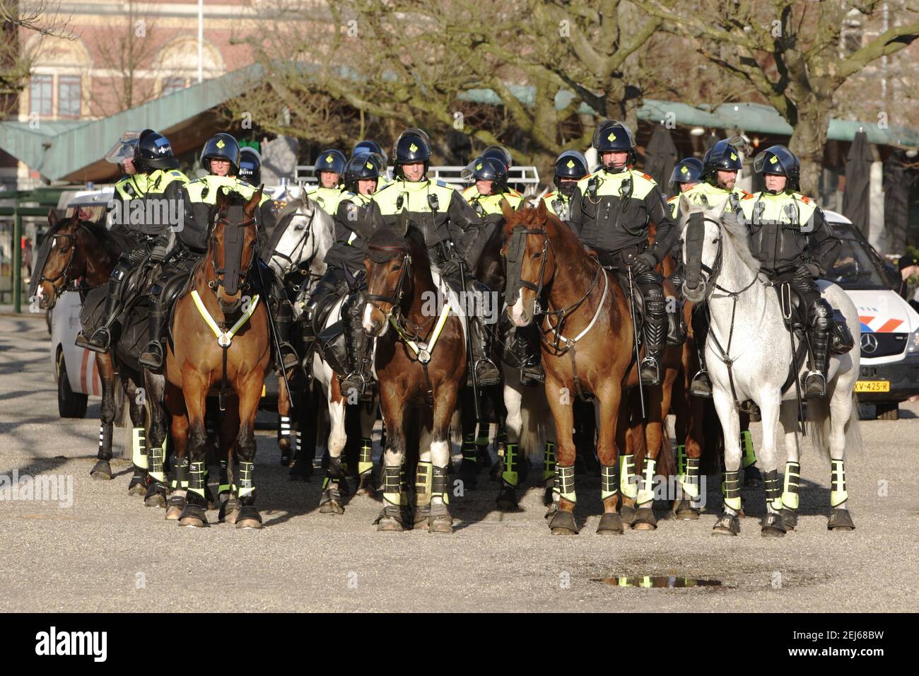 La policía anti-río montada tomar posición para dispersar a los manifestantes anti-encierro durante Una manifestación ilegal contra las medidas de coronavirus en el Muaeum Foto de stock