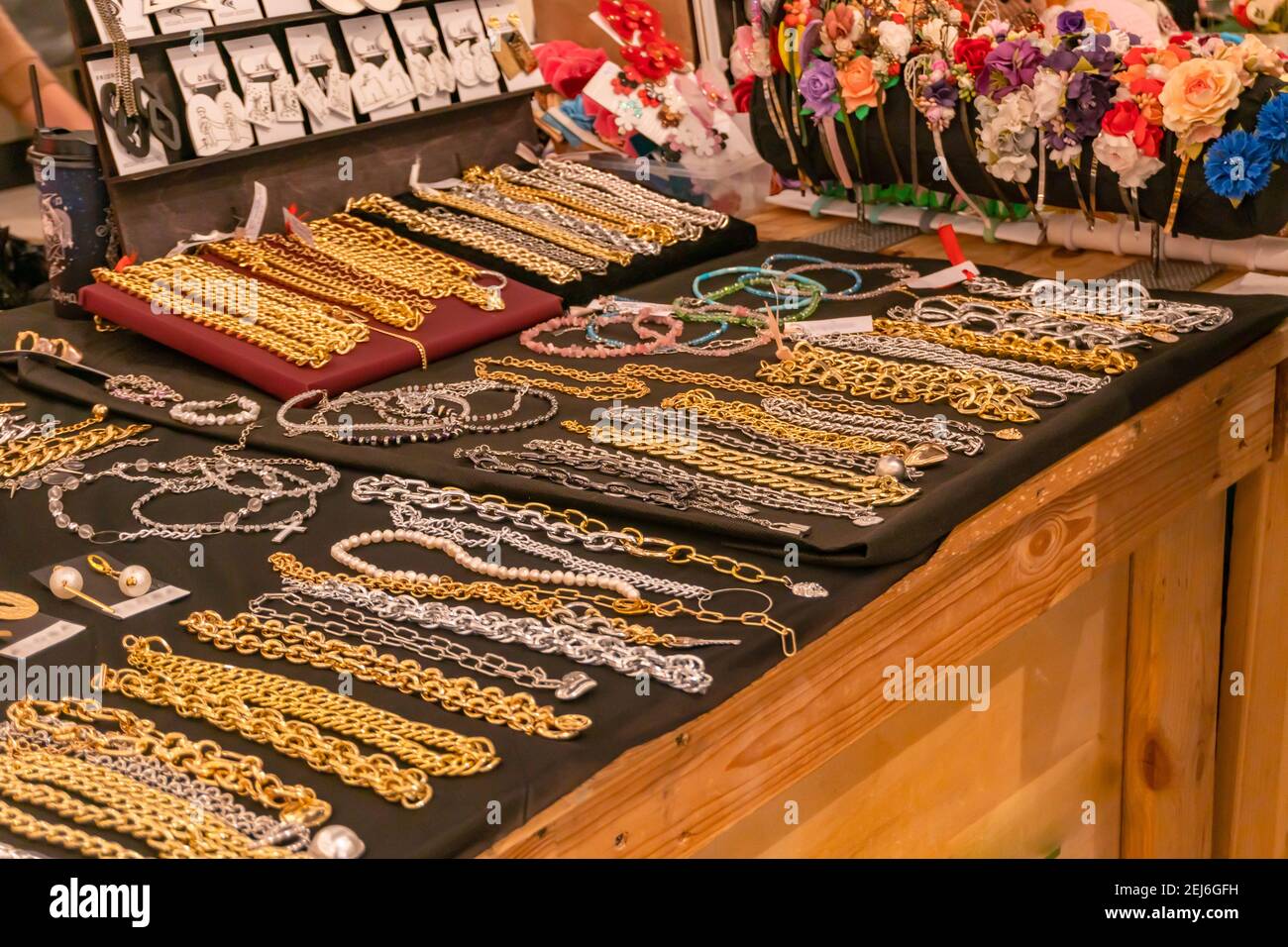 Collares y pulseras. Recuerdo. Joyería de souvenir. Joyas de colores Fotografía de stock - Alamy