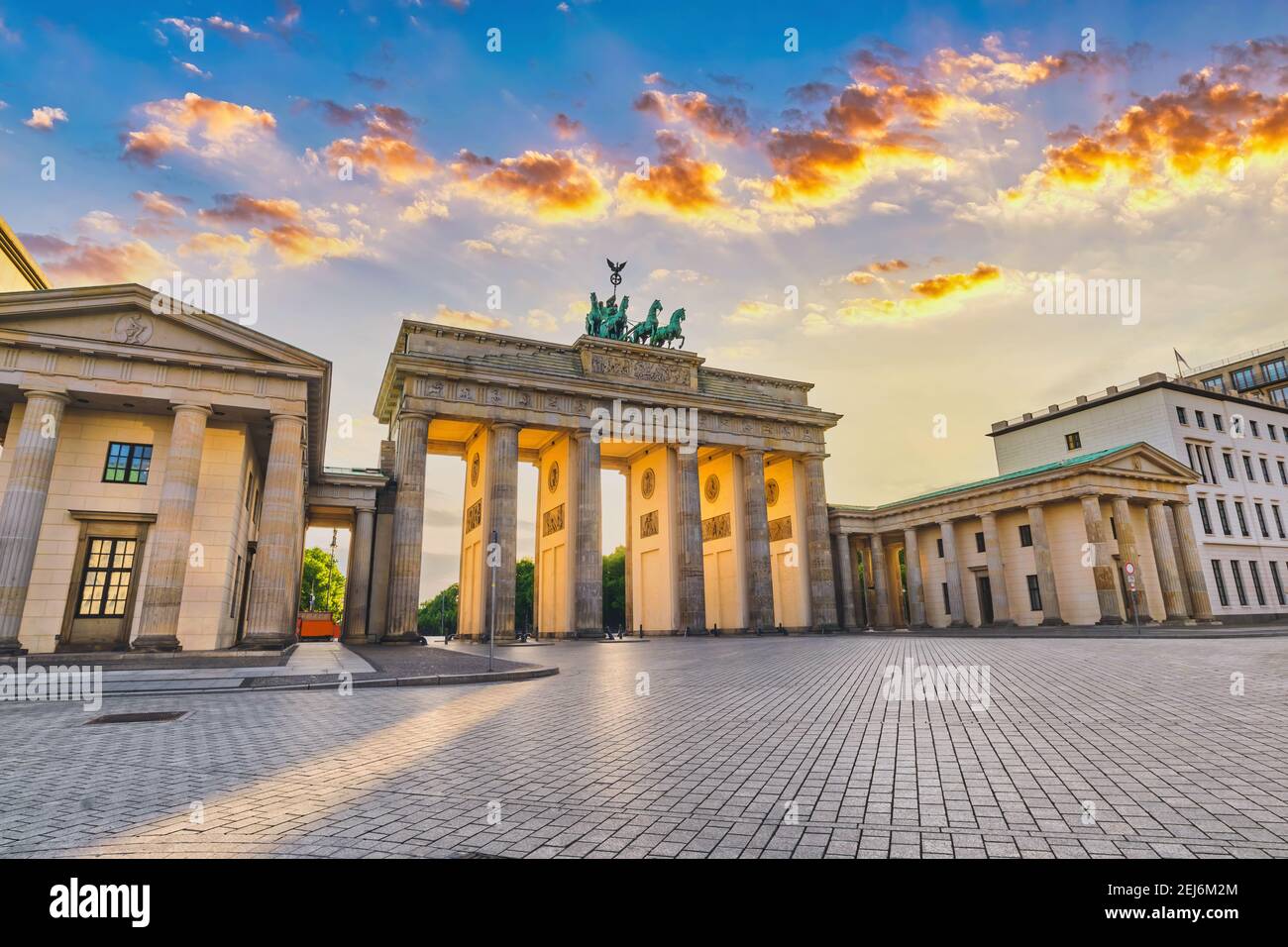 Berlín Alemania, puesta de sol ciudad horizonte en la Puerta de Brandenburgo (Brandenburger Tor) no vacía nadie Foto de stock