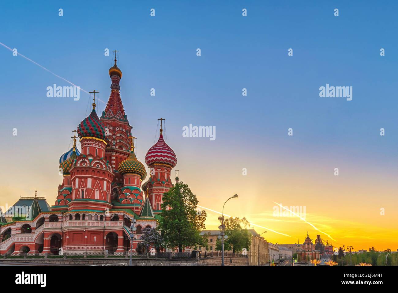 Moscú Rusia, el horizonte de la ciudad del amanecer en la Plaza Roja y San Basilio 's Catherdral Foto de stock