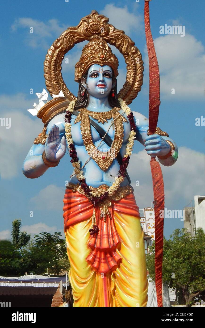 Vista del Dios hindú indio Rama con su arco de armas y flechas en un templo  Fotografía de stock - Alamy
