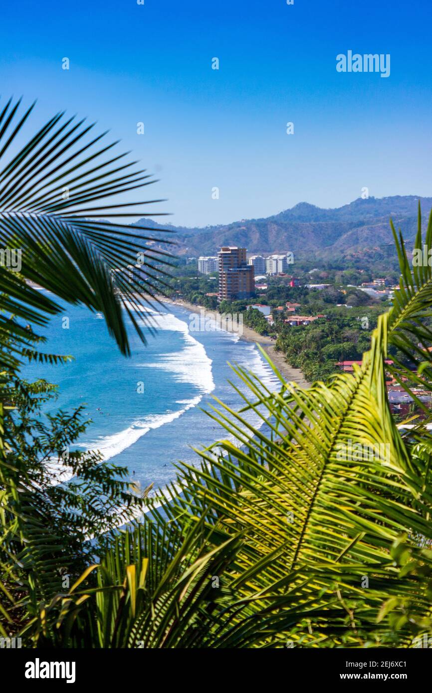 La vista de la Playa Jacó en Jacó, Costa Rica. El lado del Océano