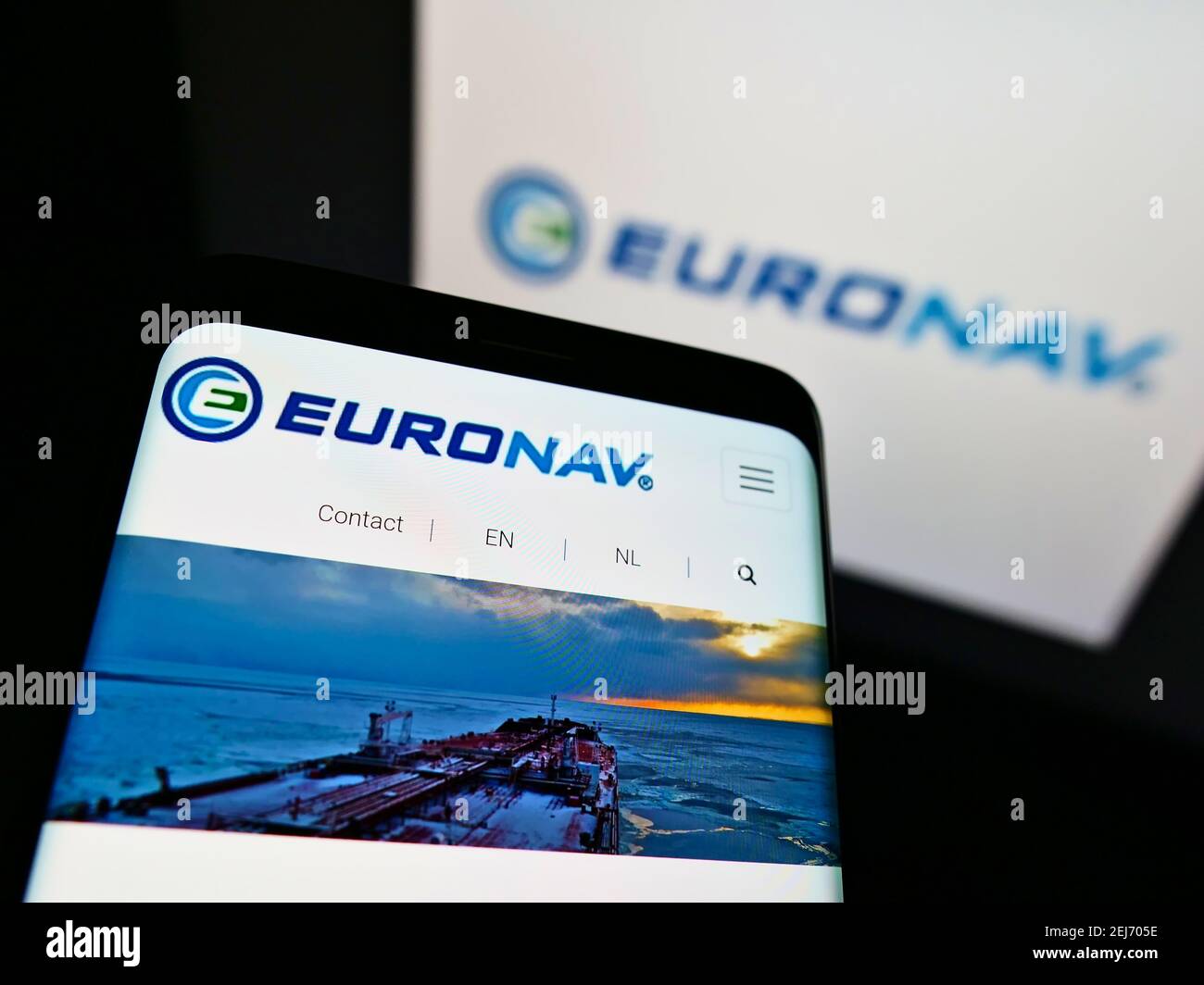 Persona que sostiene el smartphone con el logotipo de la empresa naviera  belga Euronav NV en la pantalla frente al sitio web. Enfoque en el centro  de la pantalla del teléfono Fotografía