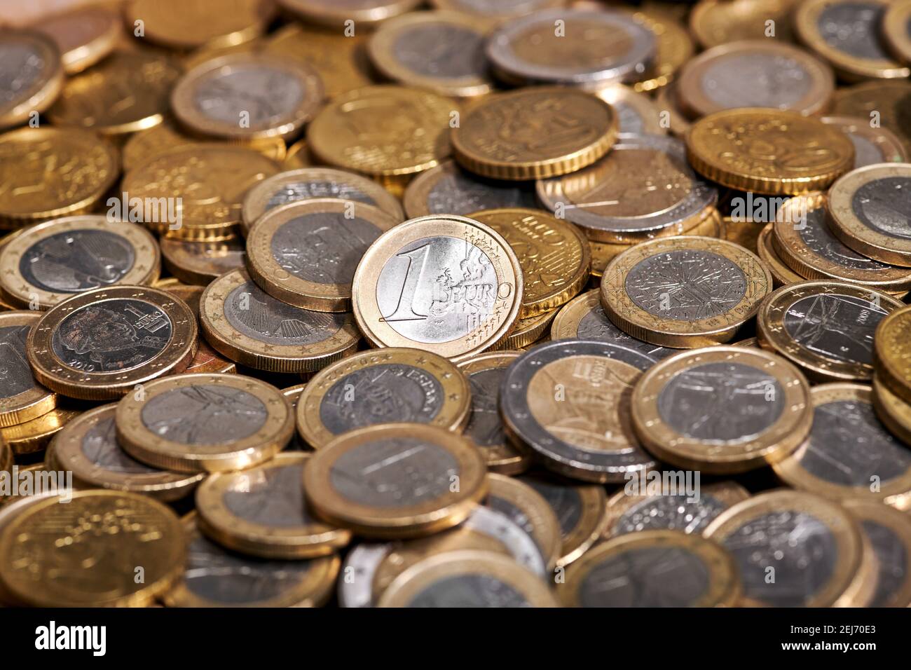 Fondo de marco completo de 1 euro moneda colocado en pila de monedas brillantes Foto de stock