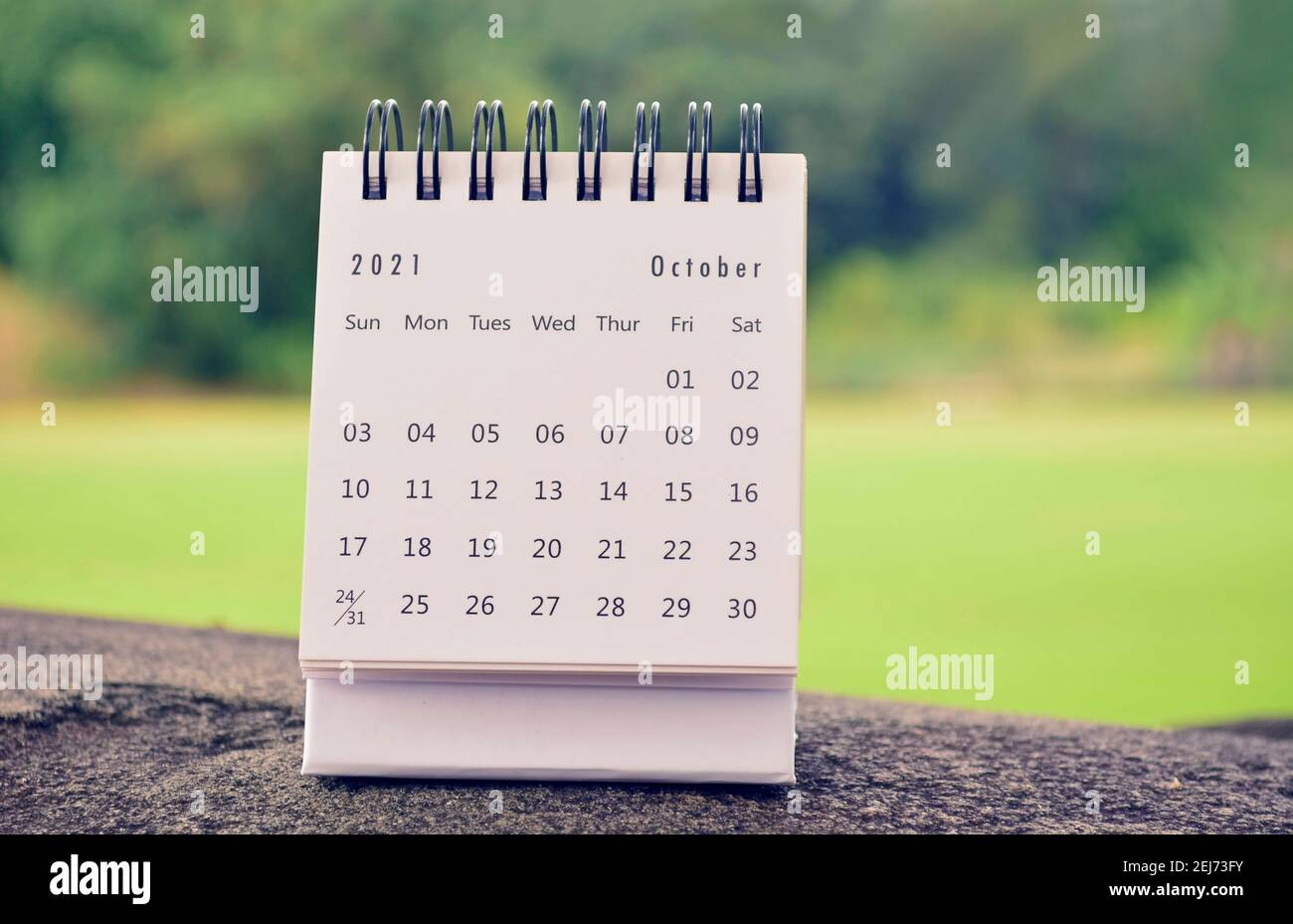 Octubre 2021 calendario blanco con fondo verde borroso Foto de stock