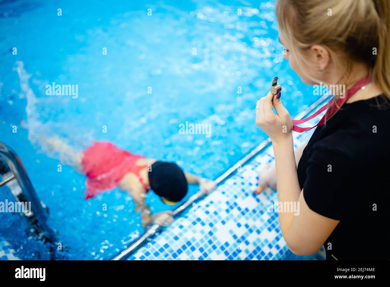Escuela de natación para niños, entrenan a la chica en la piscina  Fotografía de stock - Alamy