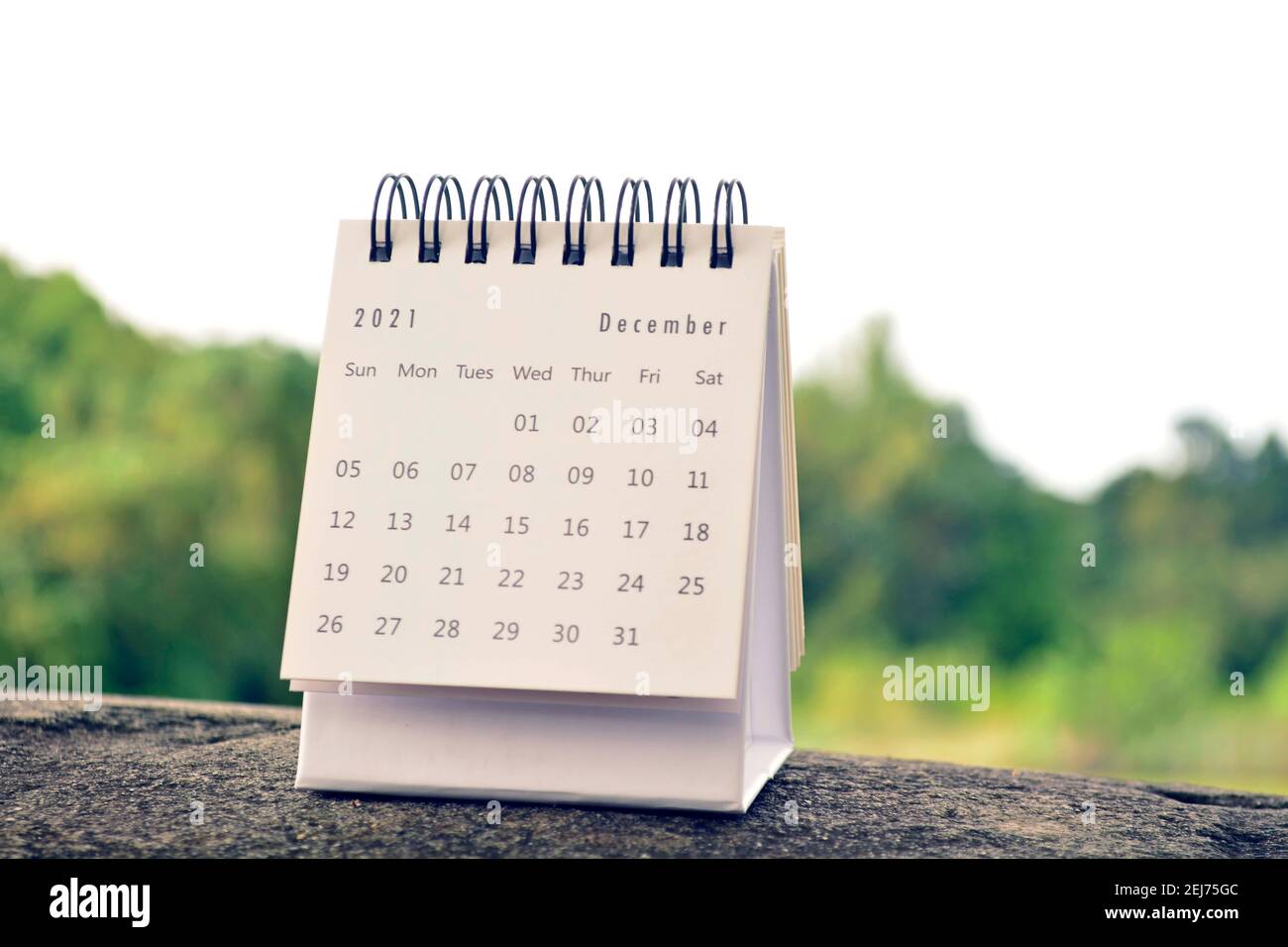 Diciembre 2021 calendario blanco con fondo verde borroso Foto de stock
