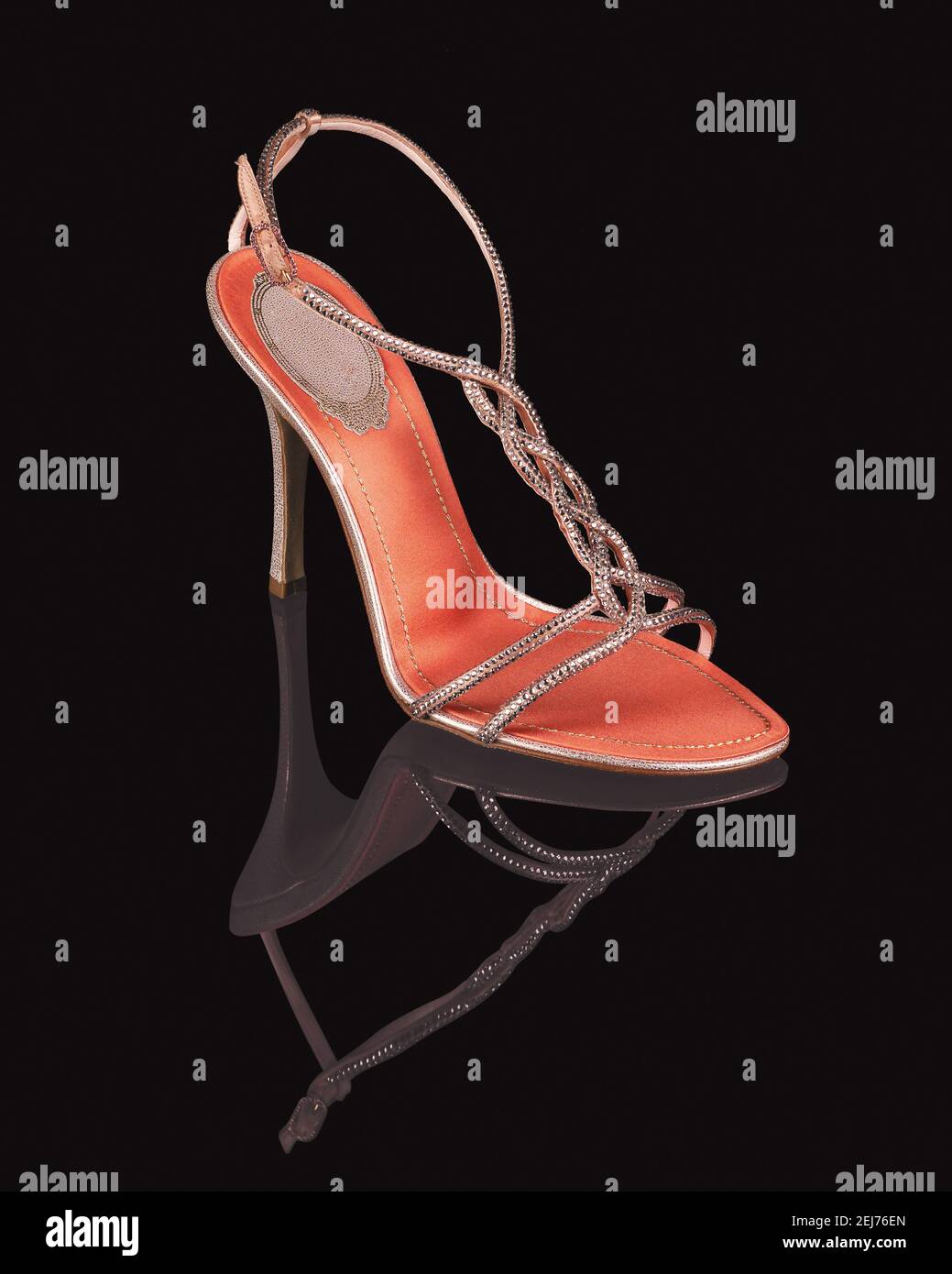 Elegantes zapatos para mujer tacones reflejados en un espejo de fondo negro Fotografía de stock - Alamy