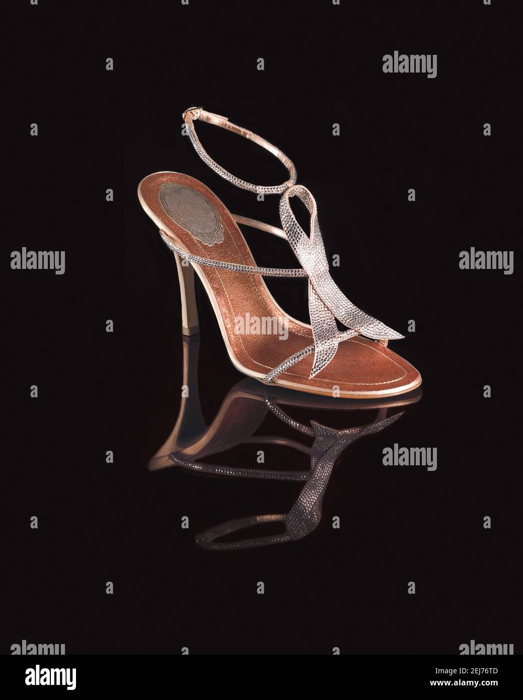 Elegantes zapatos para mujer con tacones reflejados en un espejo de fondo  negro Fotografía de stock - Alamy