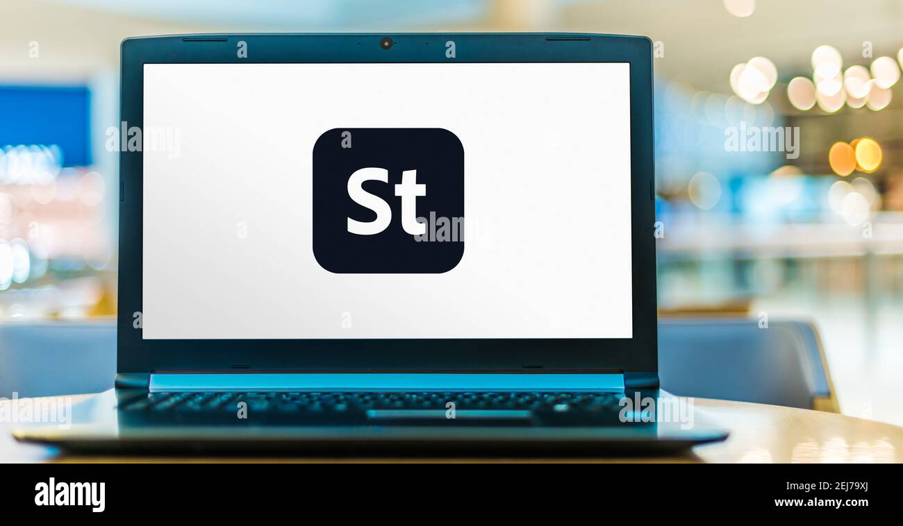 POZNAN, POL - 8 DE AGOSTO de 2020: Ordenador portátil mostrando el logotipo de Adobe Stock, un servicio de fotografía de acciones propiedad de Adobe Inc Foto de stock