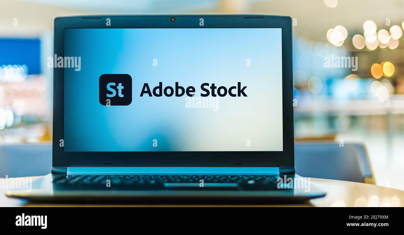 POZNAN, POL - 8 DE AGOSTO de 2020: Ordenador portátil mostrando el logotipo de Adobe Stock, un servicio de fotografía de acciones propiedad de Adobe Inc Foto de stock