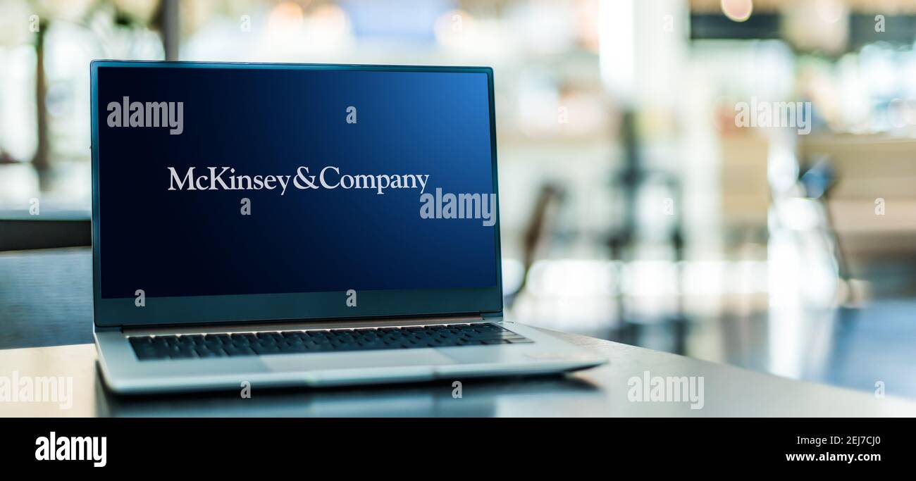 POZNAN, POL - SEP 23, 2020: Ordenador portátil mostrando el logotipo de McKinsey & Company, una empresa de consultoría de gestión con sede en Estados Unidos Foto de stock