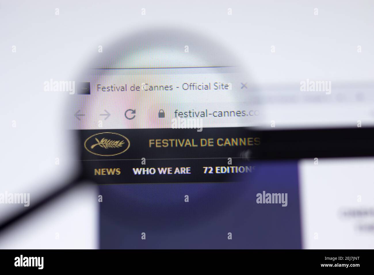 Nueva York, EE.UU. - 17 de febrero de 2021: El logotipo del Festival de Cine de Cannes se acerca en la página web, editorial ilustrativa Foto de stock