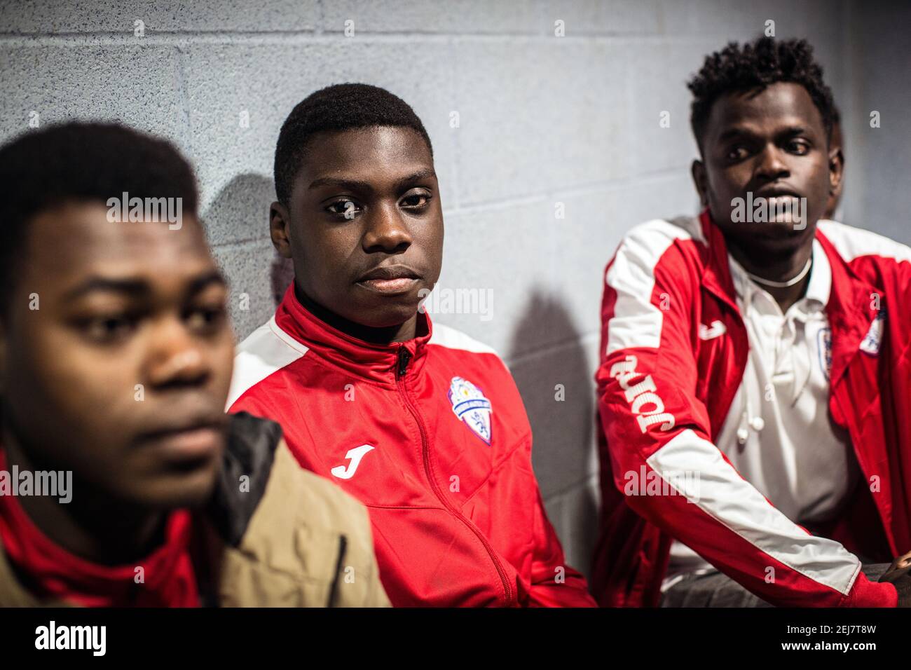 Jugadores refugiados sentados en el vestuario en el campo de entrenamiento, Wetherby, Reino Unido Foto de stock