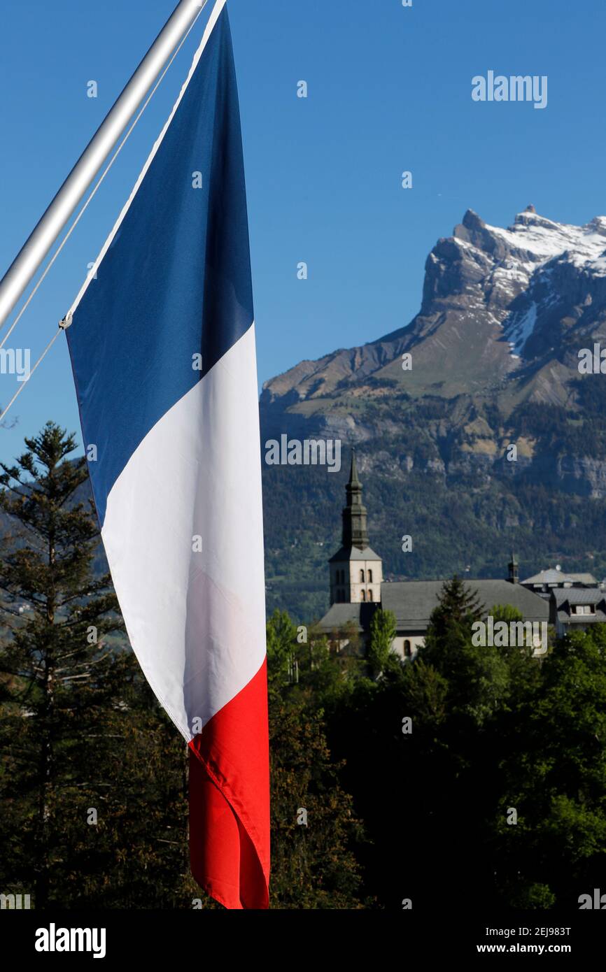 Iglesia católica y bandera francesa Foto de stock