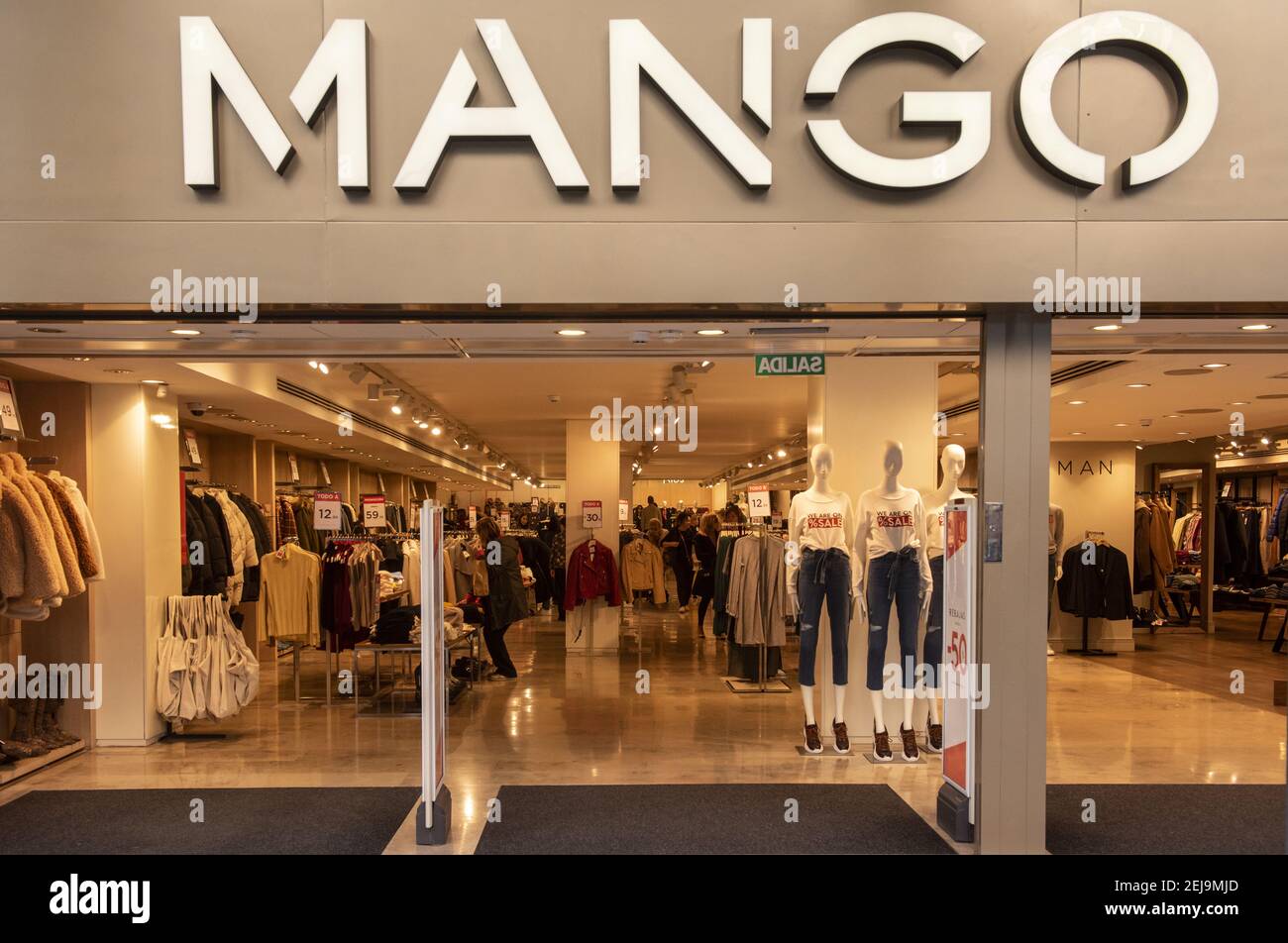 Tienda española de ropa multinacional Mango en España. (Foto de Budrul  Chukrut / SOPA Images/Sipa USA Fotografía de stock - Alamy