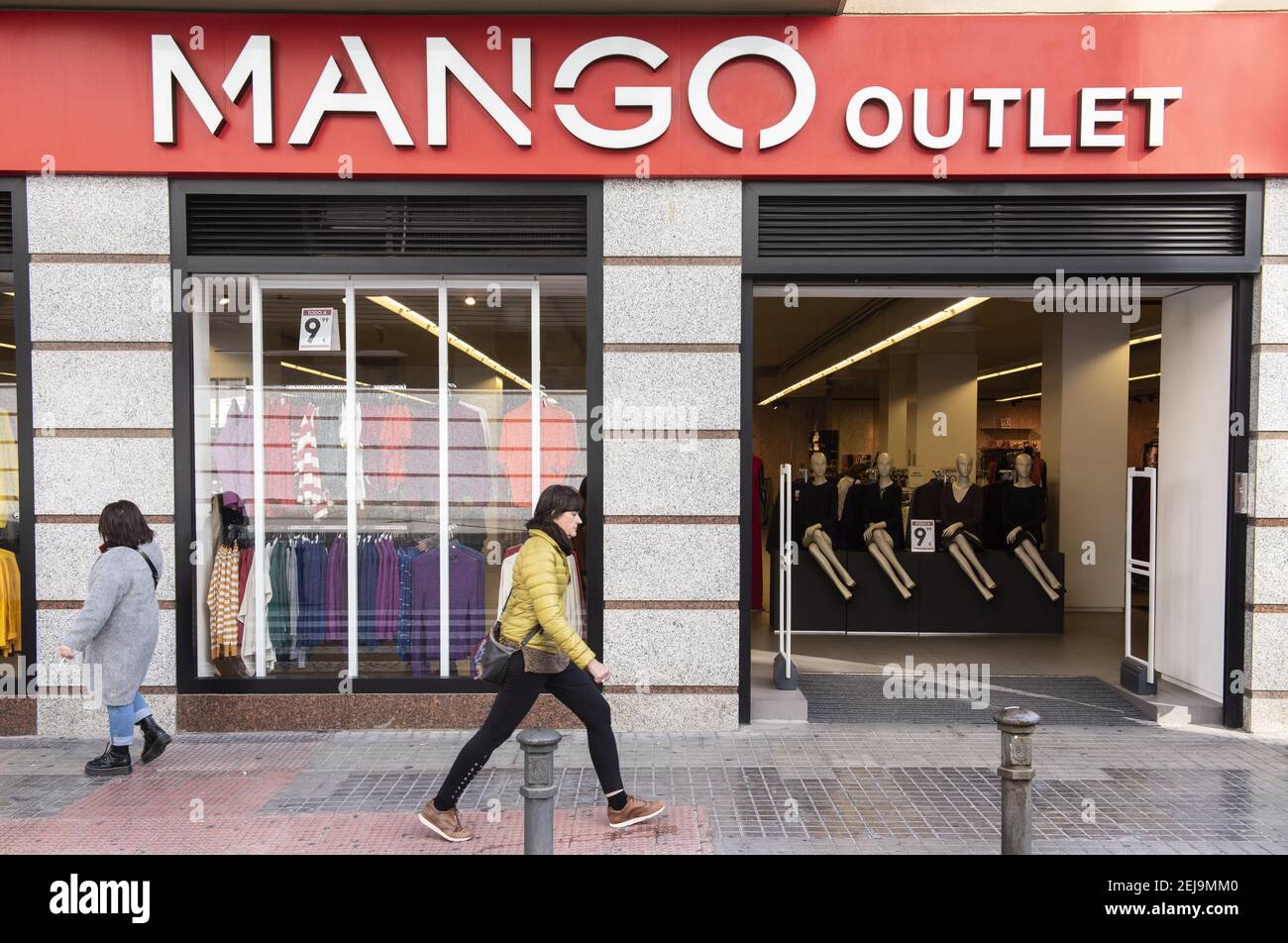 Tienda outlet de la Marca multinacional española de ropa Mango en España. (Foto de Budrul Chukrut / SOPA Images/Sipa USA de stock - Alamy