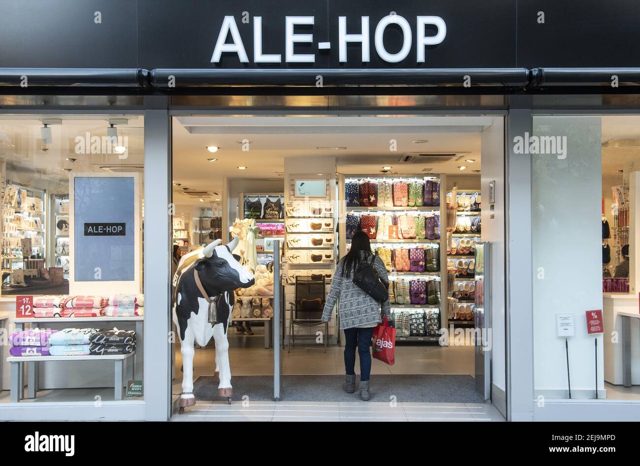 Tienda de artículos de regalo Ale-Hop visto en España. (Foto de Budrul  Chukrut / SOPA Images/Sipa USA Fotografía de stock - Alamy