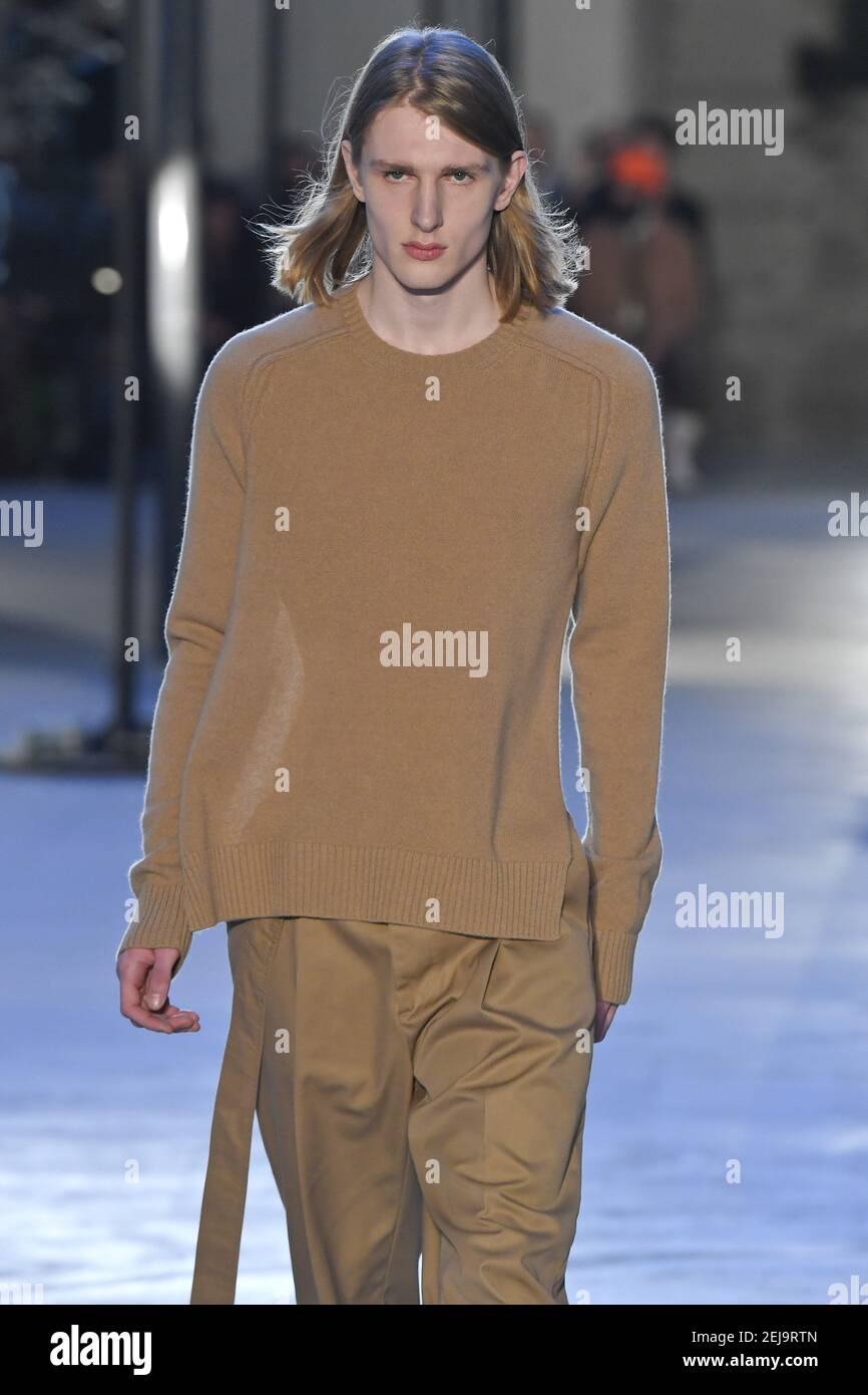 Modelo camina en la pista durante la feria de ropa de hombre N21, Milan  Fashion Week Mens 2020-2021 FW Enero 10-14 2020 (Foto por Jonas  Gustavsson/Sipa USA Fotografía de stock - Alamy