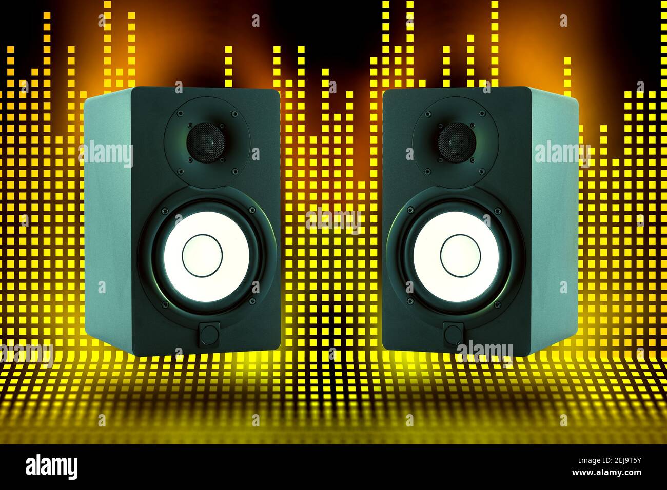 altavoces para ordenador con diseño amarillo y negro sobre fondo blanco  aislado Fotografía de stock - Alamy