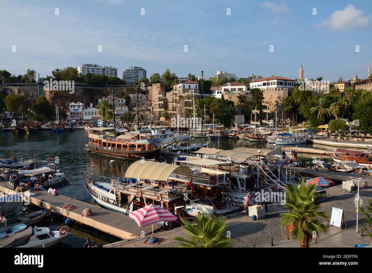 Puerto de Antalya en el sur de Turquía, junto a los barcos de la ciudad vieja para la pesca y viajes turísticos alrededor de la bahía. 2015 de septiembre Foto de stock