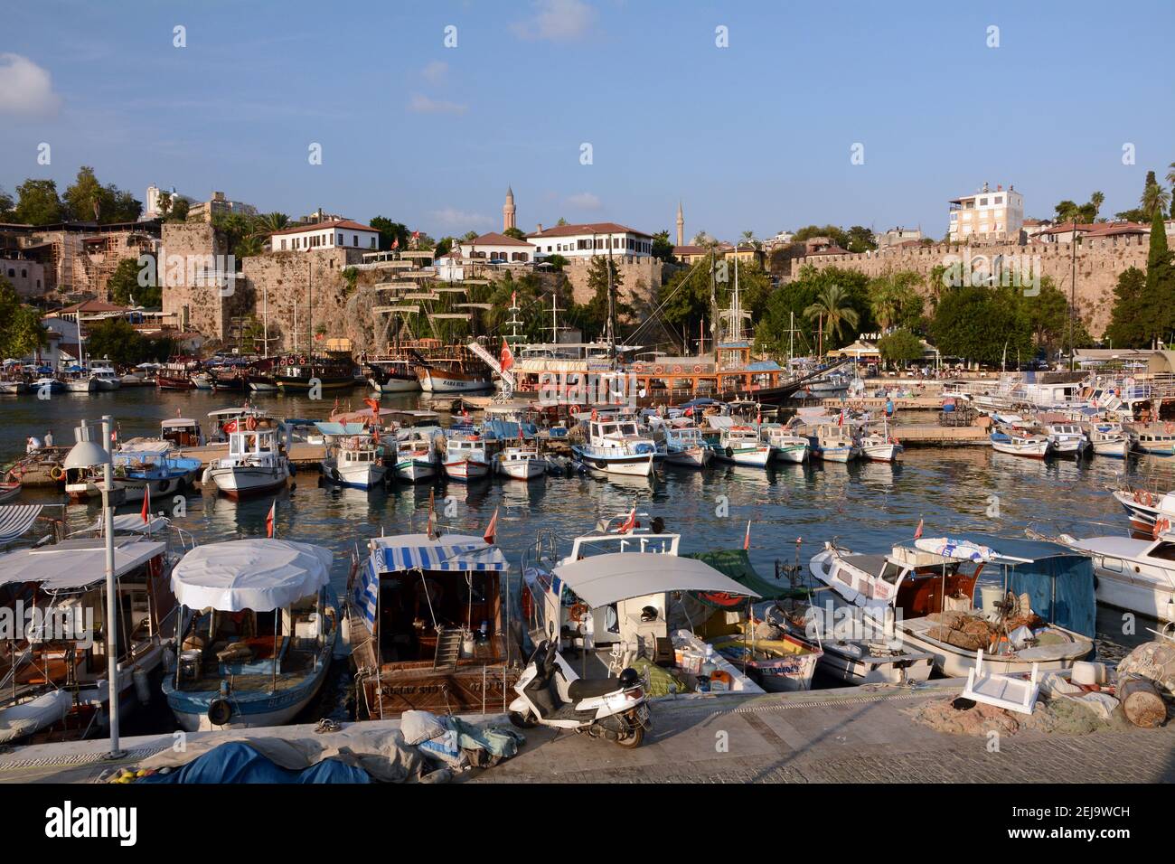 Puerto de Antalya en el sur de Turquía, junto a los barcos de la ciudad vieja para la pesca y viajes turísticos alrededor de la bahía. 2015 de septiembre Foto de stock