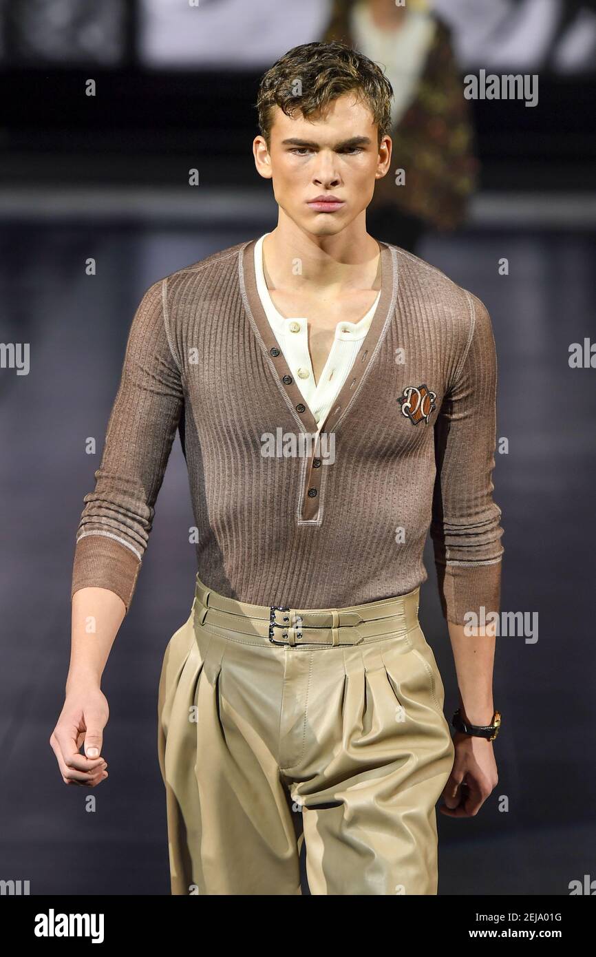 Modelo camina en la pista durante el espectáculo de ropa de hombre Dolce Milan Fashion Week Mens 2020-2021 FW Enero 10-14 2020 (Foto por Jonas Gustavsson/Sipa USA Fotografía de stock - Alamy