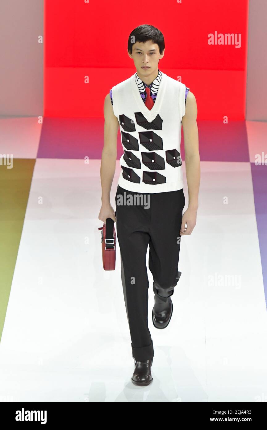 Modelo camina en la pista durante el espectáculo de ropa de hombre Prada,  Milan Fashion Week Mens 2020-2021 FW Enero 10-14 2020 (Foto por Jonas  Gustavsson/Sipa USA Fotografía de stock - Alamy