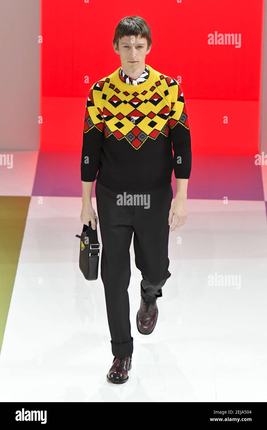 Modelo camina en la pista durante el espectáculo de ropa de hombre Prada,  Milan Fashion Week Mens 2020-2021 FW Enero 10-14 2020 (Foto por Jonas  Gustavsson/Sipa USA Fotografía de stock - Alamy