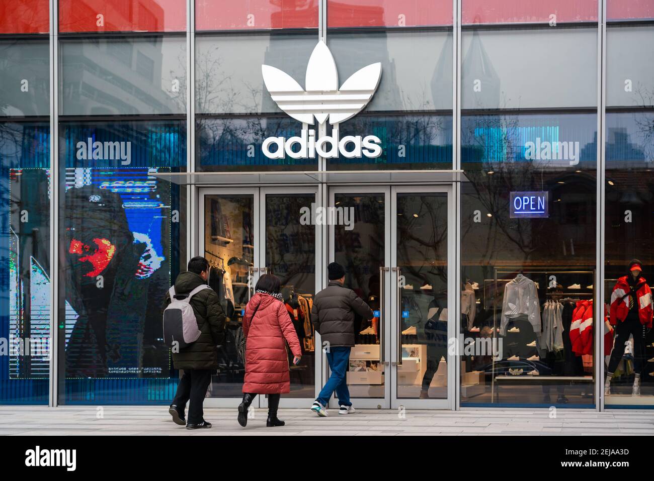Los clientes visitan tienda Adidas original en Shanghai. (Foto de Alex Tai / SOPA Images/Sipa USA Fotografía de stock - Alamy