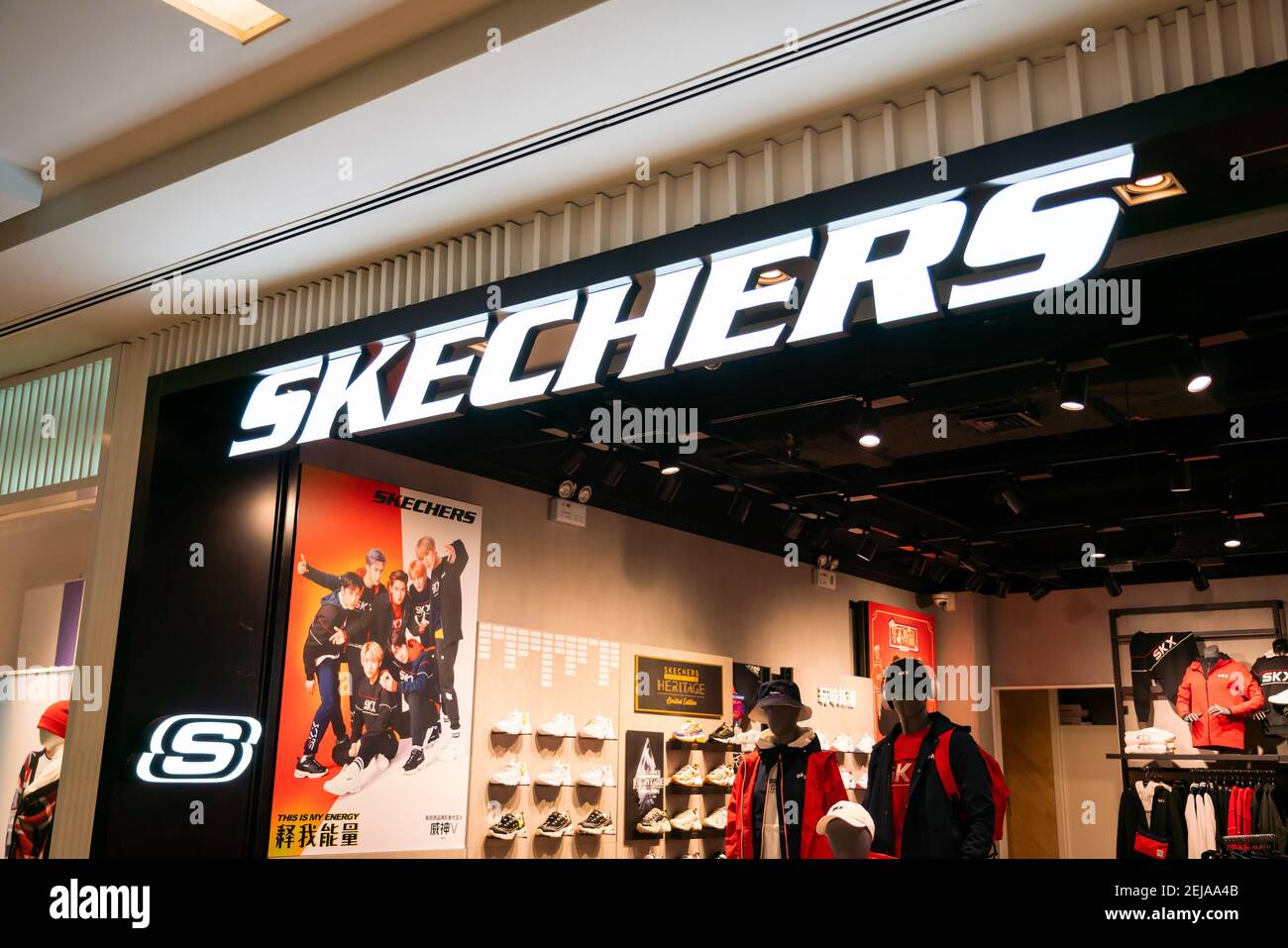 Estilo de vida y el rendimiento de la empresa de calzado Skechers tienda y  logotipo visto en Shanghai. (Foto de Alex Tai / SOPA Images/Sipa USA  Fotografía de stock - Alamy