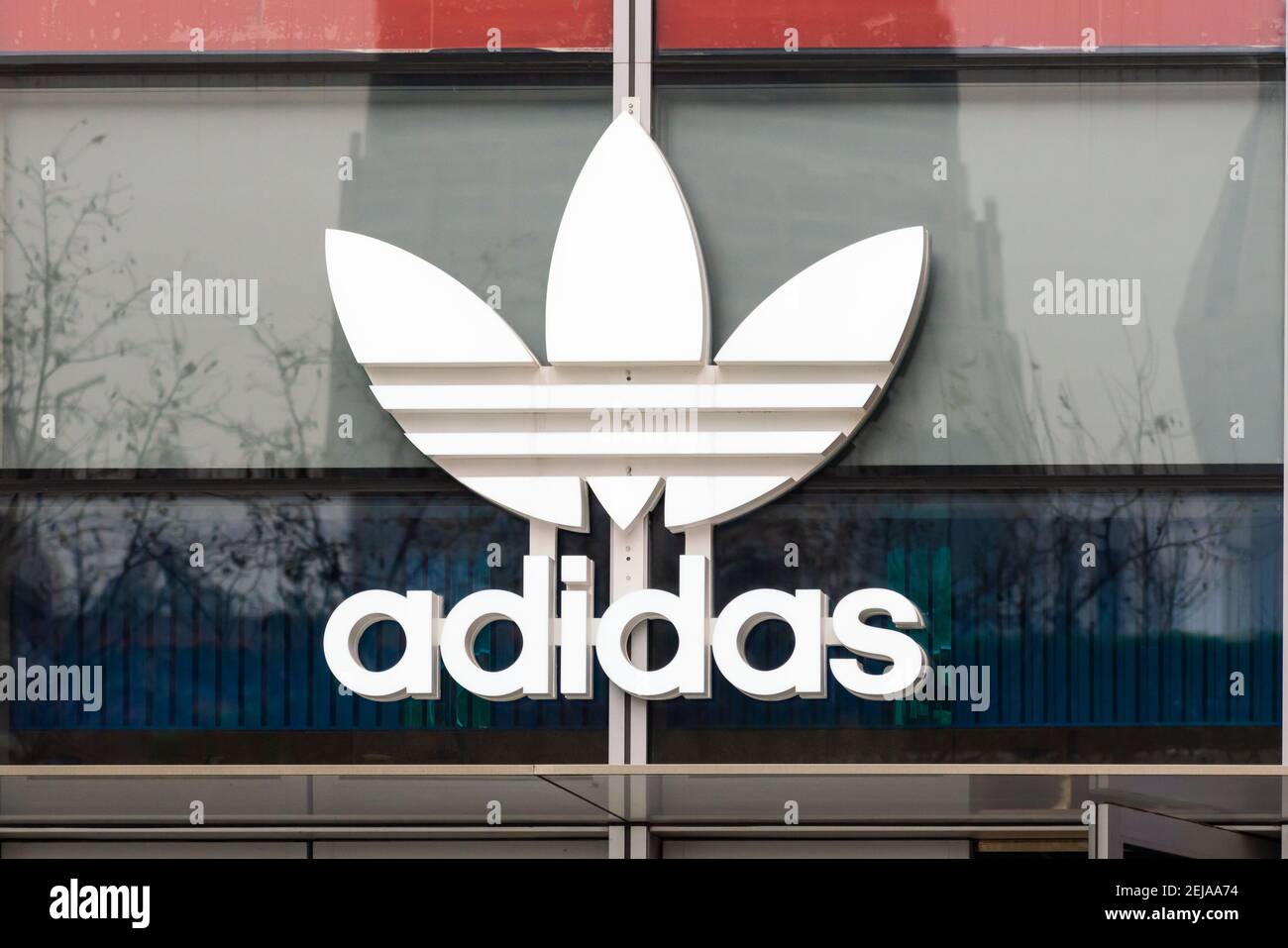 Adidas originales, una línea de ropa deportiva informal bajo la Marca  multinacional alemana de ropa deportiva Adidas, logo visto en Shanghai.  (Foto de Alex Tai / SOPA Images/Sipa USA Fotografía de stock -