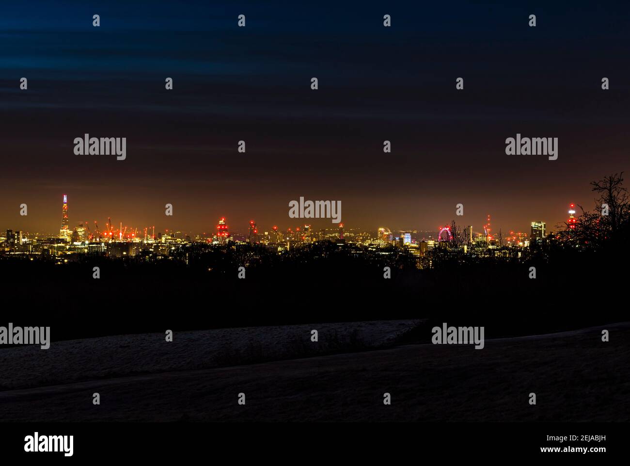 Vista panorámica de Londres desde el Shard hasta la Torre BT, tomada antes del amanecer desde Hampstead Heath, Londres, Reino Unido Foto de stock