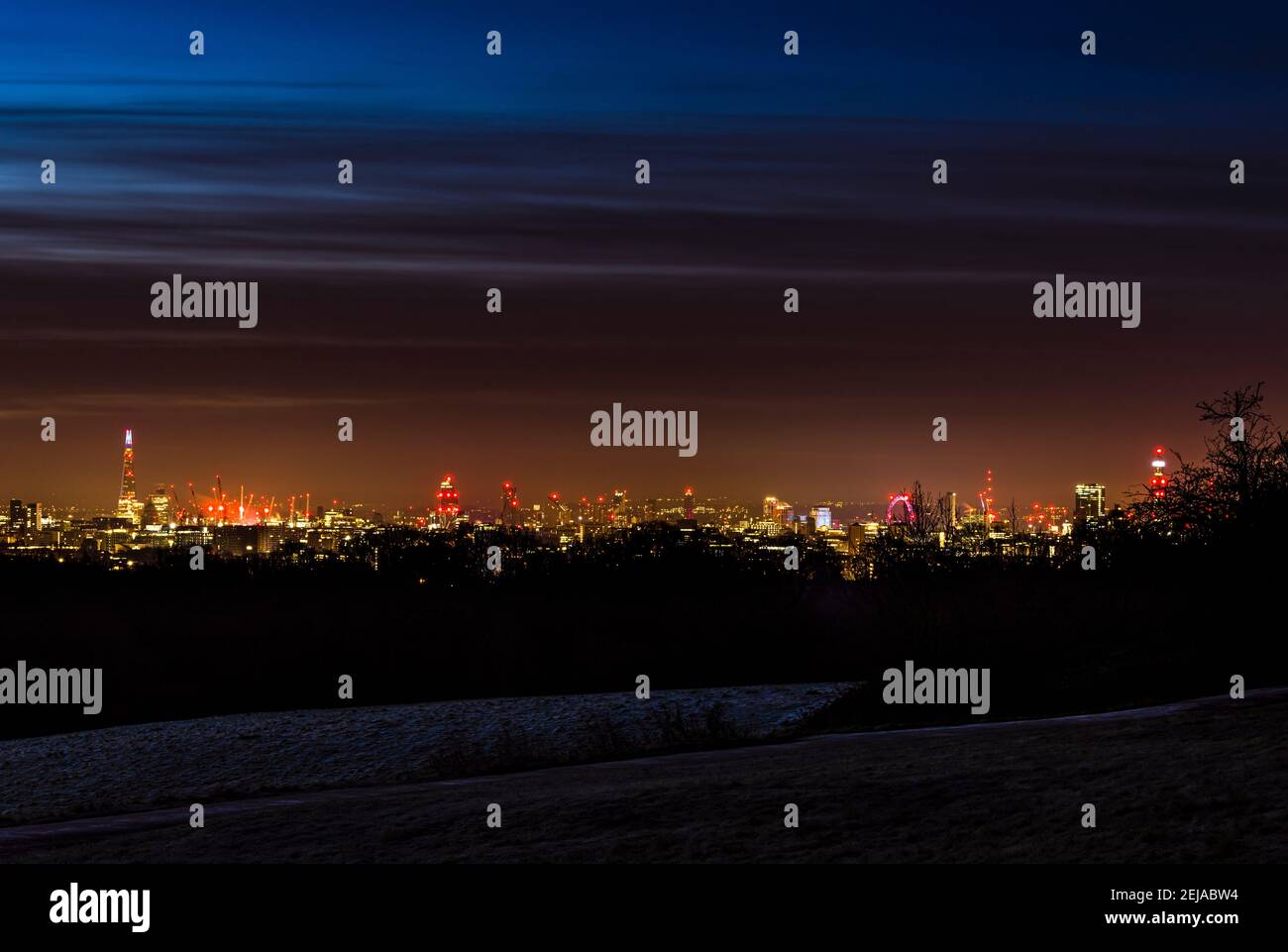 Vista panorámica de Londres desde el Shard hasta la Torre BT, tomada al amanecer desde Hampstead Heath, Londres, Reino Unido Foto de stock