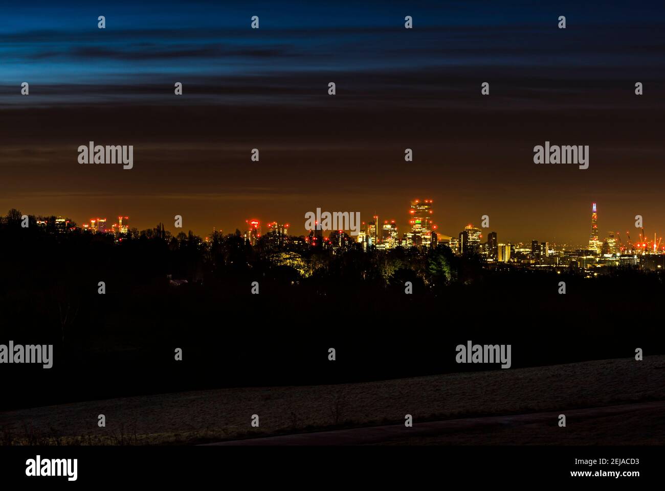 Vista panorámica del horizonte de Londres desde Canary Wharf hasta el Shard, tomada antes del amanecer desde Hampstead Heath, Londres, Reino Unido Foto de stock