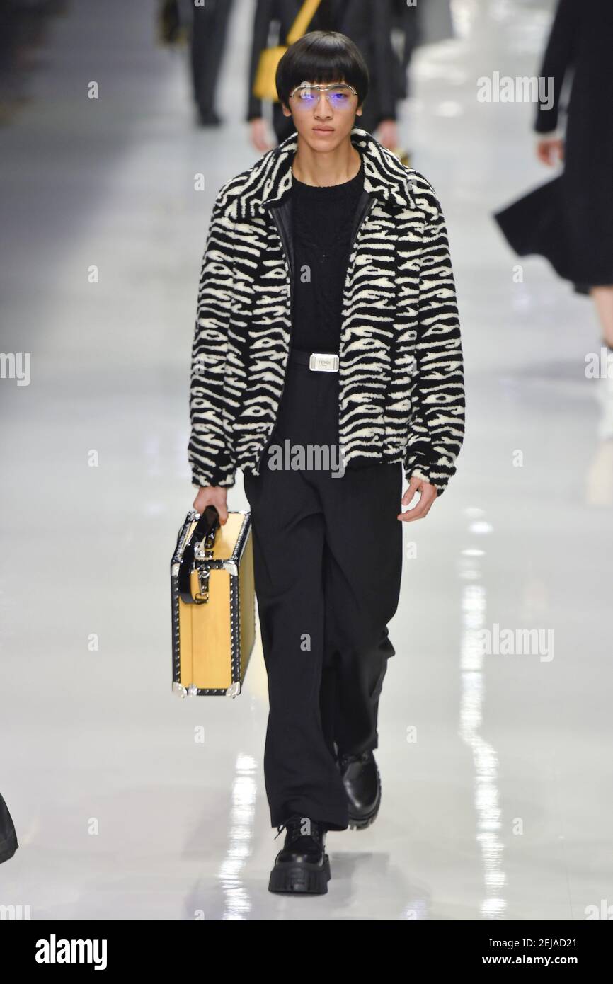 Model camina en la pista durante el espectáculo de ropa de hombre Fendi en  la Semana de la Moda de Milán Mens 2020-2021 FW el 13 de enero de 2020 en  Milán,